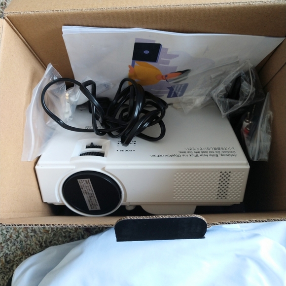 Projector With Wifi Indoor Outdoor Movie Screen Smartphone USB - Picture 3 of 3